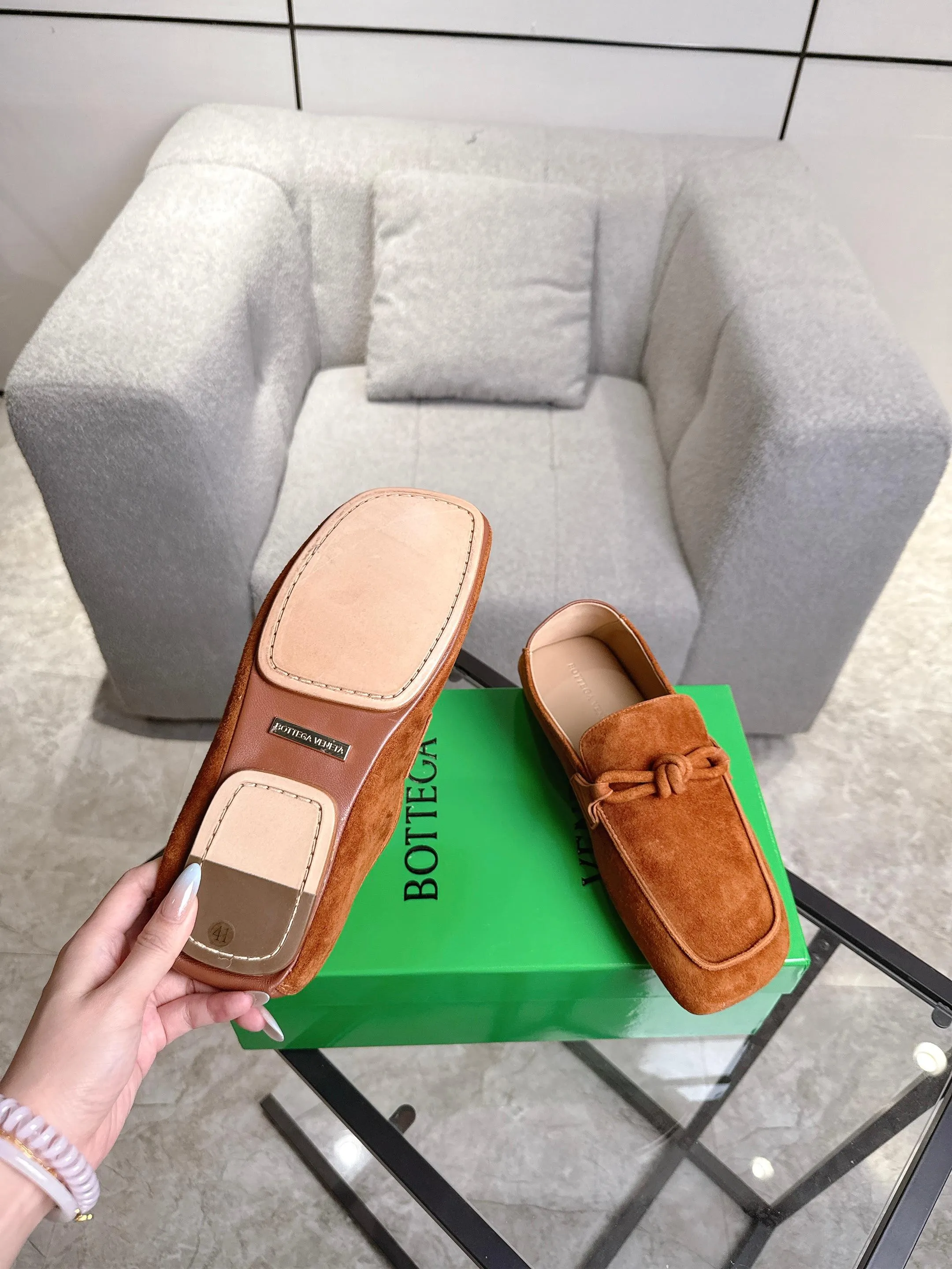 [BV] Top P: 800💰 Size: Women 35-39 (Customized for women 40) Men 39-44 (38.45 non-refundable) Bottega Veneta 2025 Autumn Counter Synchronized Couple Style Bottega Veneta Square Toe Flats Original 1:1 material selection, genuine leather outsole! A one-to-one replica of the original! quality assurance!